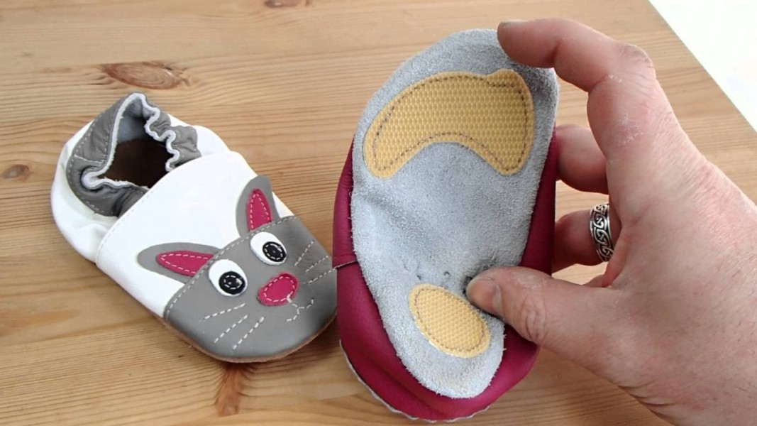 Éviter les chutes de bébé avec des chaussons antidérapants